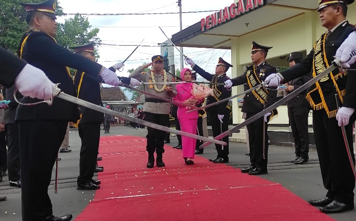 Sertijab Kapolres Bondowoso Disambut Dengan Pedang Pora dan Tarian 