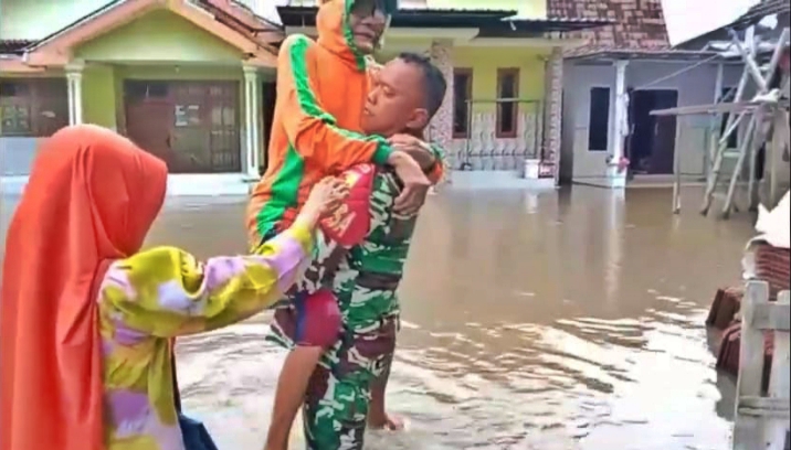 Sertu Masarif Tanpa Batas, Evakuasi Warga Terdampak Banjir