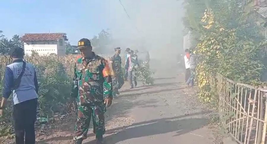 Sertu Supandi Pimpin Kerja Bakti Bersihkan Kiri-Kanan Jalan di Desa Tanjung Sari Barat