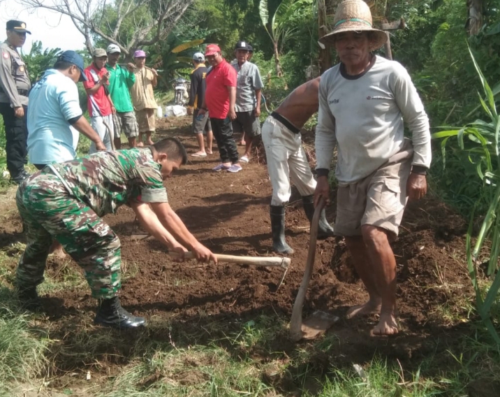 Sinergi Antara TNI dan Masyarakat di Kapongan, Begini Bentuk Kebersamaannya