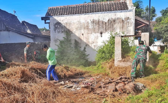 Sinergi Babinsa Koramil 0823/01 Kota dan Warga Gelar Karya Bhakti Bersihkan Lingkungan