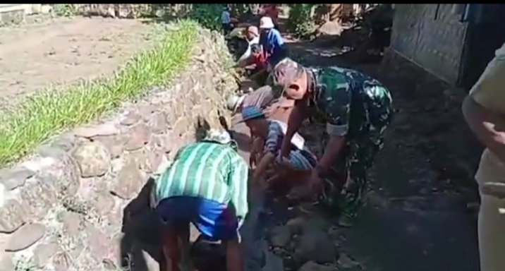 Sinergi TNI Bersama Masyarakat Desa Plalangan Bersihkan Saluran Air di Dusun Bales