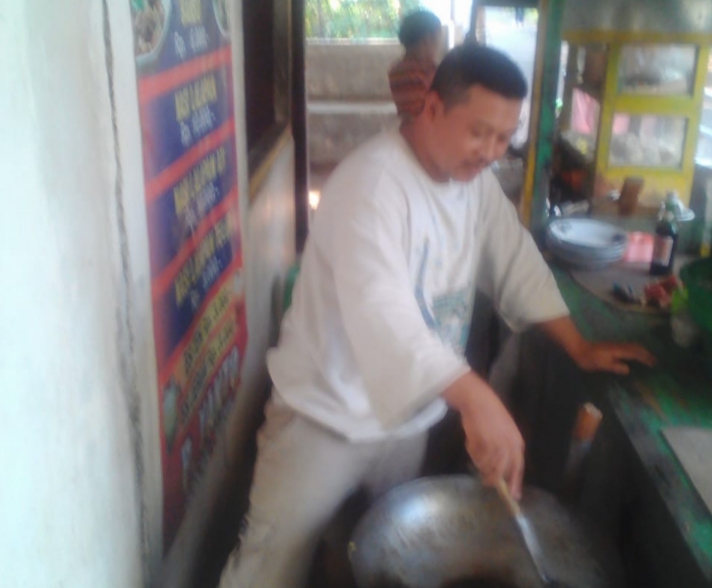 Sosok Penjual Bakwan Keliling yang Kini Sukses Jadi Pengusaha Kuliner