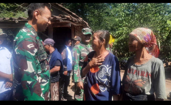 Suasana Hangat antara Letkol Inf. Alexander AB, SE. dan Warga Desa