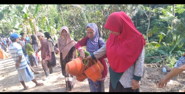 Pengecoran Rabat Beton, Ibu-ibu dan TNI di Lokasi TMMD ke 114 Campoan Suplai Air dari Sungai
