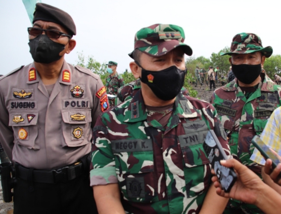 Kodim 0823 dan Para Pegiat Peduli Lingkungan Tanam 1.500 Bibit Mangrove di Kampung Blekok Situbondo