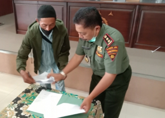Warga Desa Alas Tengah Tandatangani Penyerahan Sertifikat Kepada Pihak Perhutani Bondowoso