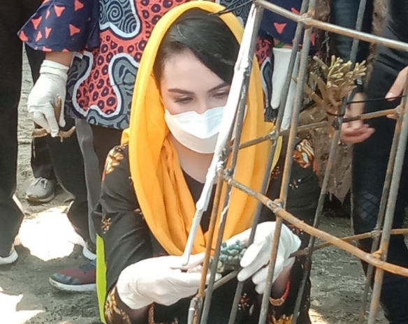 Istri Wakil Gubernur Jawa Timur Tebar Benih Ikan Kerapu Macan di Pasir Putih