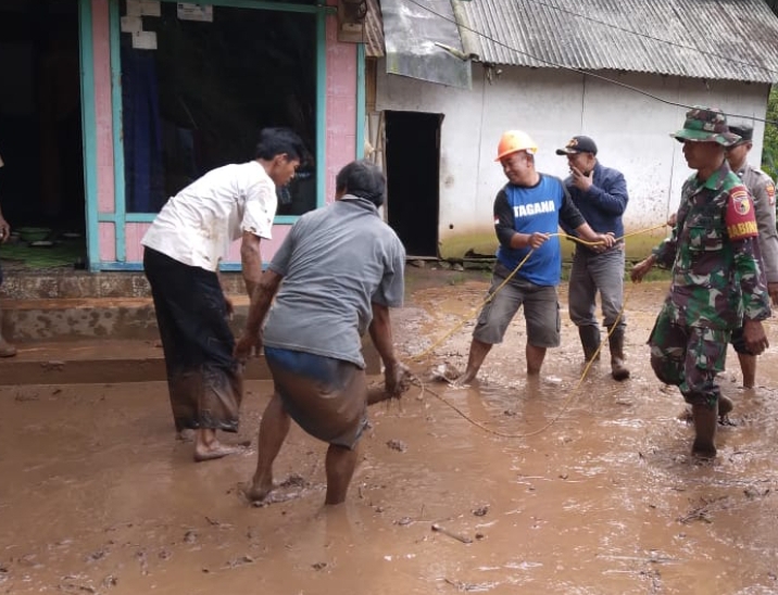 Diguyur Hujan Deras dan Diterjang Angin, Tembok Penahan Rumah Warga di Sumber Malang Ambruk Longsor