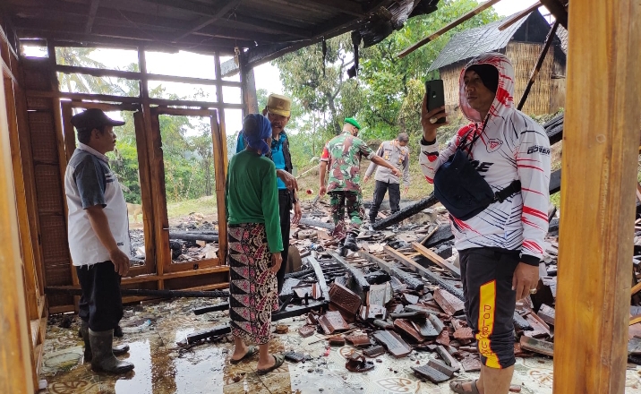 BBM Pertalite Dituang ke Botol Dengan Gayung, Rumah dan Toko Kelontong di Desa Jatisari Terbakar