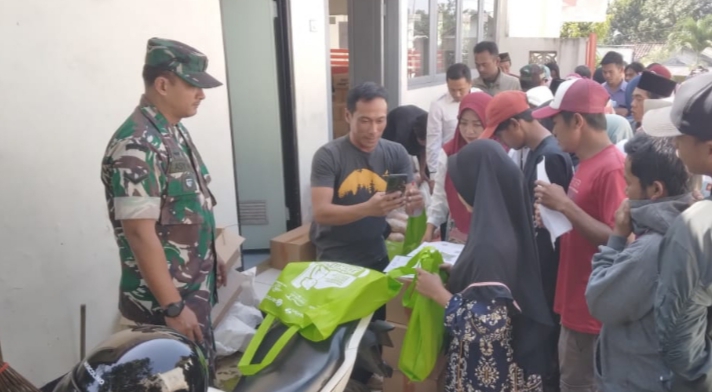 Terima Bantuan Pangan Bagi Keluarga Resiko Stunting