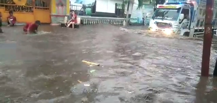 Genangan Air di Depan Balai Desa Juglangan Akibat Dugaan Saluran Drainase Macet
