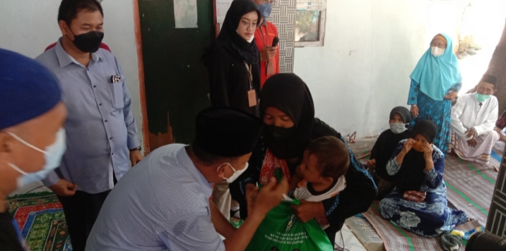 Bung Karna Bagi Sembako di 6 Titik, Termasuk Dusun Kandang Barat Desa Olean Situbondo