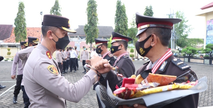 AKBP Andi Sinjaya Melepaskan Tiga Perwira yang Purna Tugas di Polres Situbondo