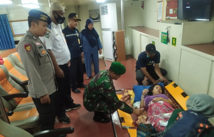 Tim Gabungan Evakuasi Ibu Hamil yang Sakit di KMP Darma Kartika