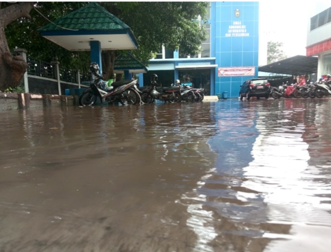 Timbul Genangan Air di Areal Parkir Kantor Dinas Infokom Situbondo