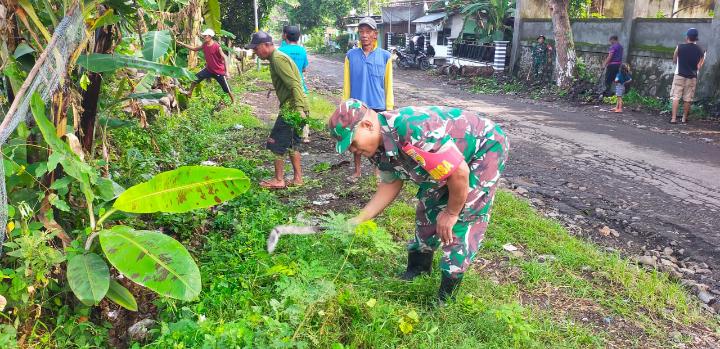 Tingkatkan Kebersihan Lingkungan, TNI dan Masyarakat Bersinergi Bersihkan Selokan