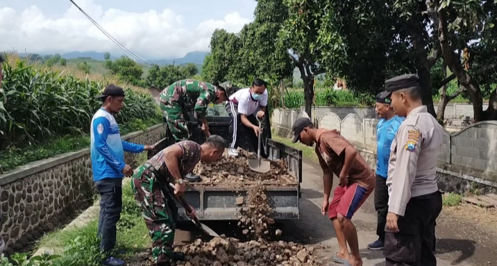 TNI Bersama Masyarakat Jatibamteng Bergotong Royong Perbaiki Jalan