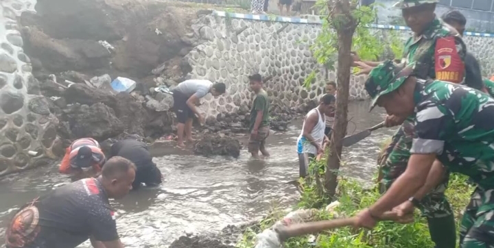 TNI dan Warga Desa Panji Lor Bersatu Pulihkan Wilayah Terdampak Banjir