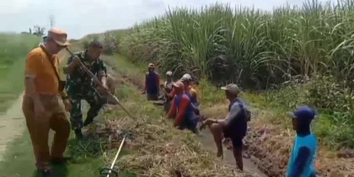 TNI dan Warga Desa Paowan Bersihkan Saluran Air untuk Cegah Potensi Banjir