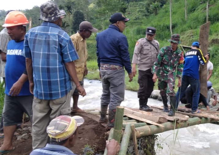 TNI Polri Bantu Warga Perbaiki Jembatan Rusak di Desa Sumberargo, Sumber Malang