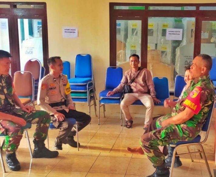 TNI-POLRI Bersama Aparat Gabungan Lakukan Pengamanan Logistik Pemilu Dd PPK