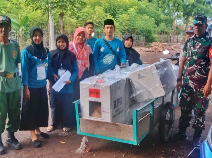 TNI-POLRI Bersama Linmas Kawal Pengiriman Kotak Suara Pasca Pemilu Tahun 2024 ,dari TPS Menuju PPS