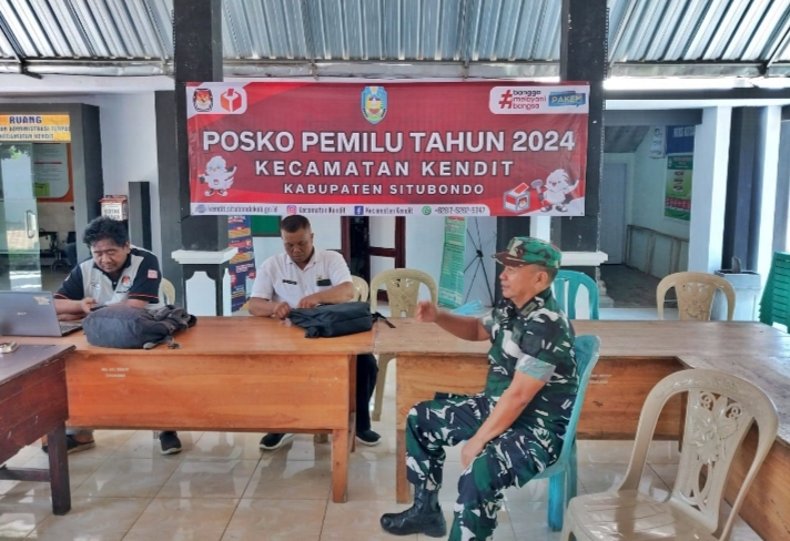 TNI POLRI Lakukan Pengamanan Logistik Pemilu Tahun Angg2024 di PPK Kendit 