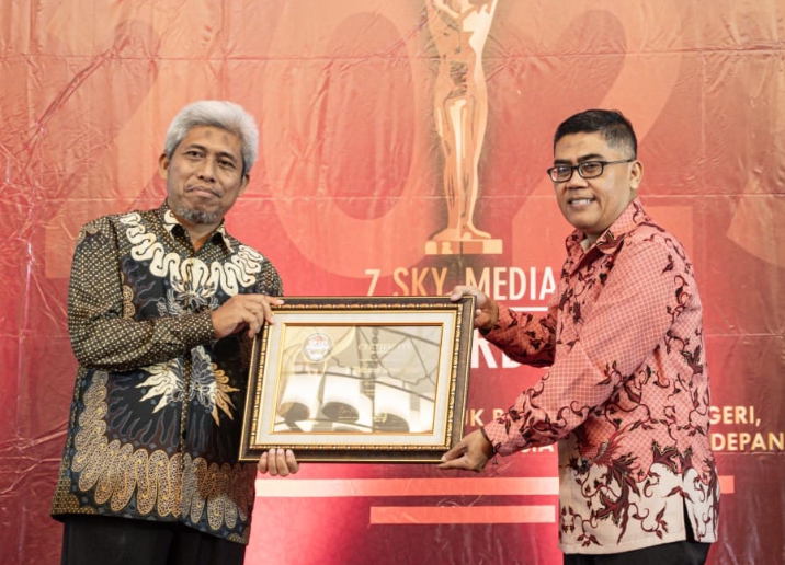 Kades Curah Cottok, H Mohamad Samsuri Abbas Terima Penghargaan 100 AWARD WINNER