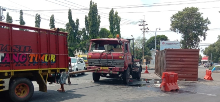 Truk Naas yang Terguling di Traffic Light Alun-alun Situbondo Sudah Dievakuasi