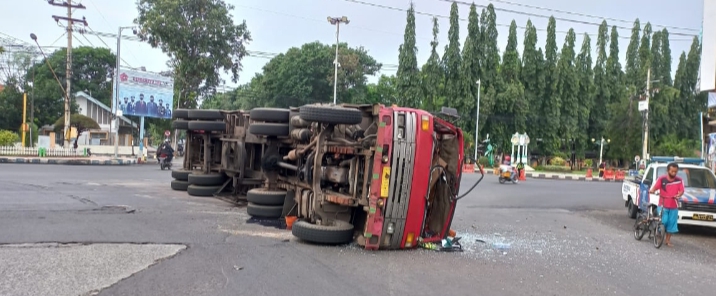 Kecelakaan Tunggal di Traffic Light Alun alun, Truk Trailer Terguling di Tengah Jalan Raya