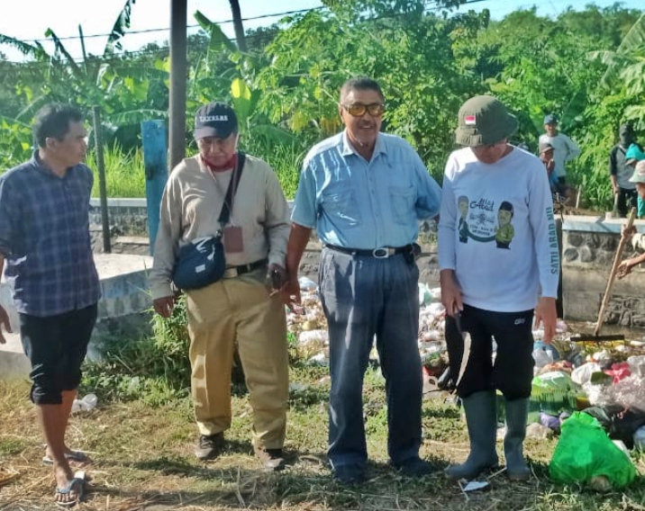 Tumpukan Sampah Plastik di Sungai Situbondo Diduga Penyebab Rusaknya Biota Laut, Begini Kata Mujiono