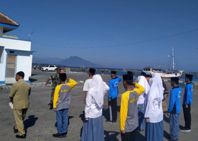 Koramil 0823/04 Mangaran , Turut Ambil Bagian Dalam Melatih Paskibra Di Daerah Binaan
