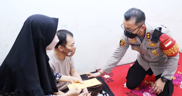 AKBP Andi Sinjaya Beri Bantuan  Anggota Polres Situbondo yang  Sakit