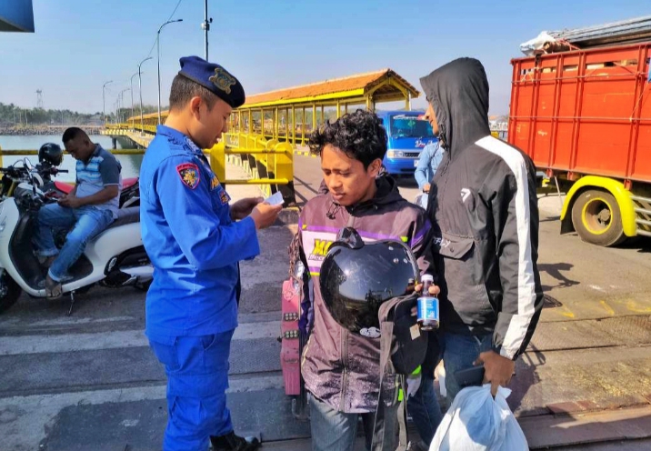 Imbangi Pengamanan KTT IAF di Bali, Polisi Periksa Kapal & Penumpang di Pelabuhan Jangkar Situbondo