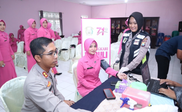 Untuk Kemanusiaan, Bhayangkari Polres Situbondo Sumbangkan Puluhan Kantong Darah