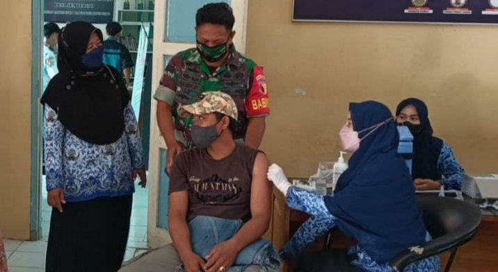 Babinsa Koramil 0823/08 Bantu Pengamanan untuk Masyarakat Desa Sumberejo yang Sedang Divaksinasi