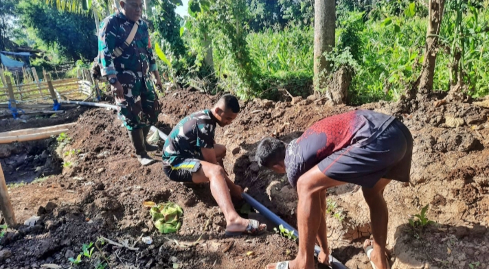 TMMD ke-120, Babinsa Koramil 0823/10 Arjasa Bantu Wujudkan Akses Air Bersih Untuk Warga Dusun Polay