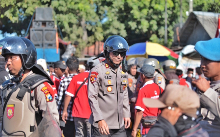 Kapolres Situbondo Turun ke Jalan Urai Kemacetan Imbas Unjuk Rasa di depan Kantor Kecamatan Arjasa