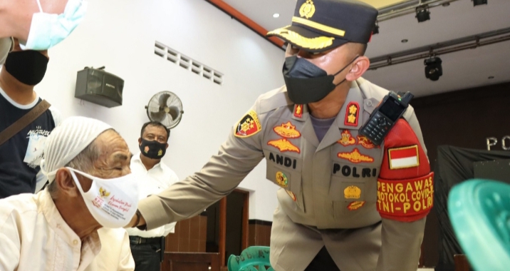 Kapolres Situbondo  Vaksin Door to Door Datangi Warga dan Capai Target Herd Immunity