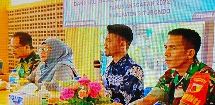 Wabup Situbondo Salurkan BLT DBHCHT Pada Ratusan Warga Kecamatan Banyuglugur