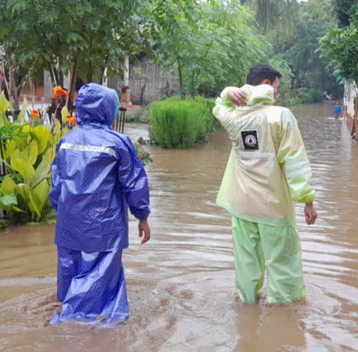 Warga Berupaya Amankan Barang dan Hewan Ternak Agar Tidak Digenangi Air
