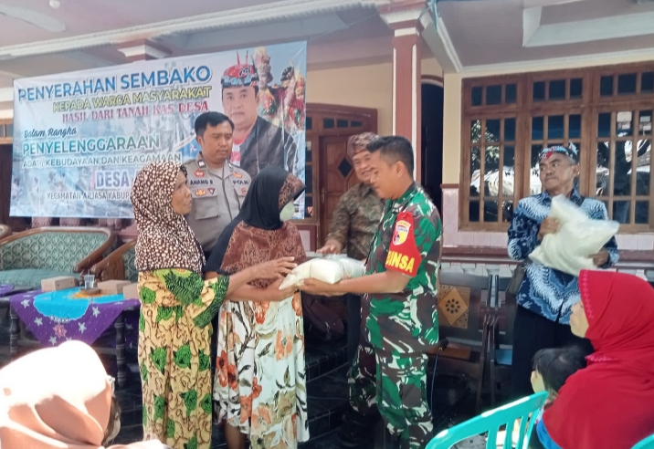 Warga Desa Arjasa Terima Sembako dari Hasil Tanah Kas Desa
