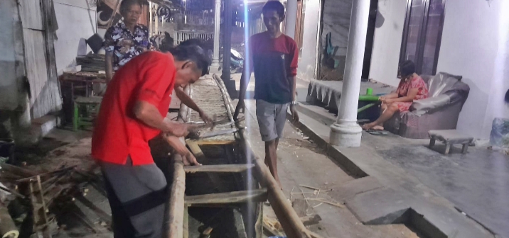Warga Dusun Lumbung RT 21 Desa Bataan Gotong Royong Buat Gapura HUT RI Ke- 79