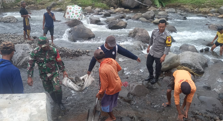 Sinergi TNI - Polri Bersama Warga Kecamatan Jatibanteng Gelar Kerja Bakti Perbaiki Jalan Penghubung