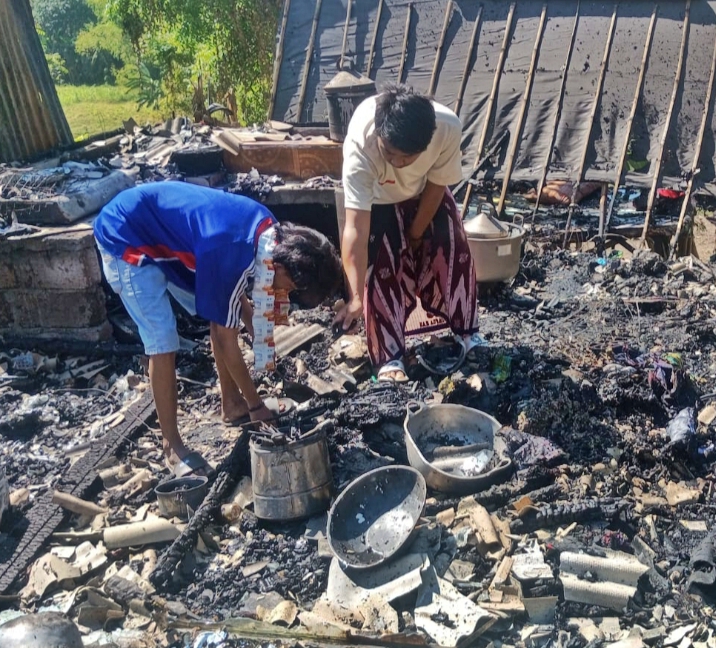 Warung Nasi dan Warung Buah Dilalap si Jago Merah di Situbondo