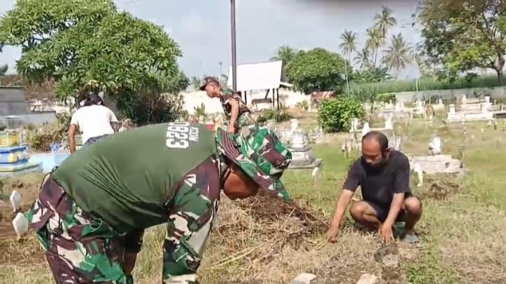 Wujud Kepedulian, Babinsa Koramil 0823/07 Bersama Warga Gelar Aksi Bersih Makam