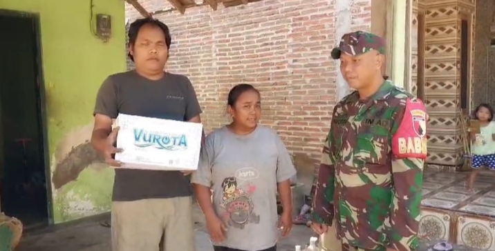 Wujud Nyata Kepedulian Terhadap Warga, Babinsa Koramil 0823/06 Kendit Berikan Sembako