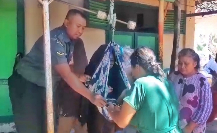 Wujudkan Generasi Sehat, Babinsa Koramil 0823/01 Kota Dampingi Posyandu