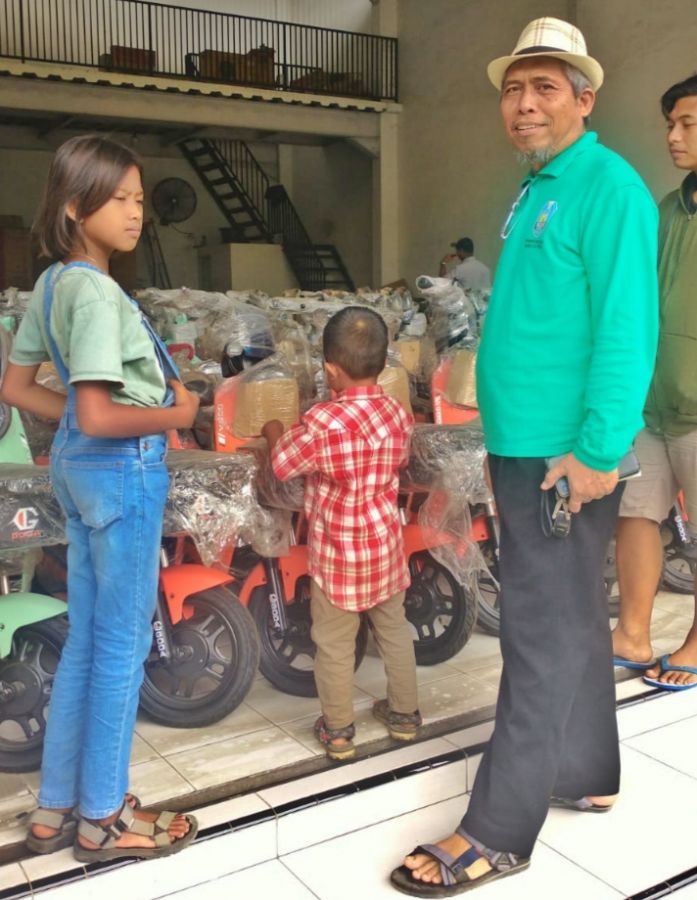 Wujudkan Mimpi Siswi SD Berprestasi, Kepala Desa Curah Cottok Hadiahi Motor Listrik